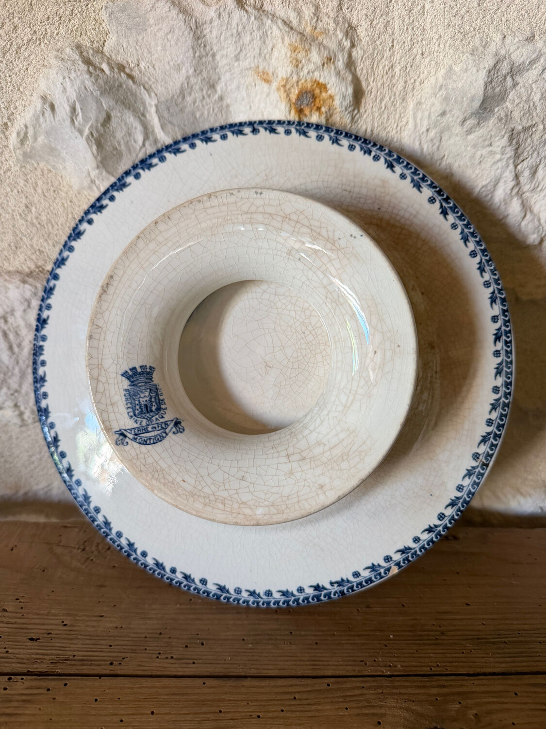 Plate on pedestal in Gien ironstone model Montigny