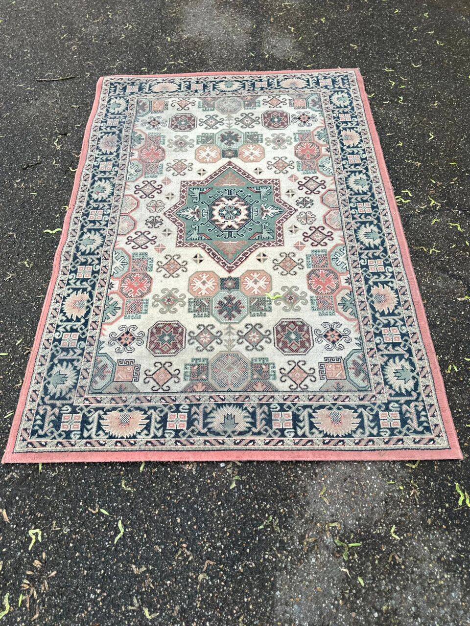Vintage oriental rug in burgundy red, 133x196cm.