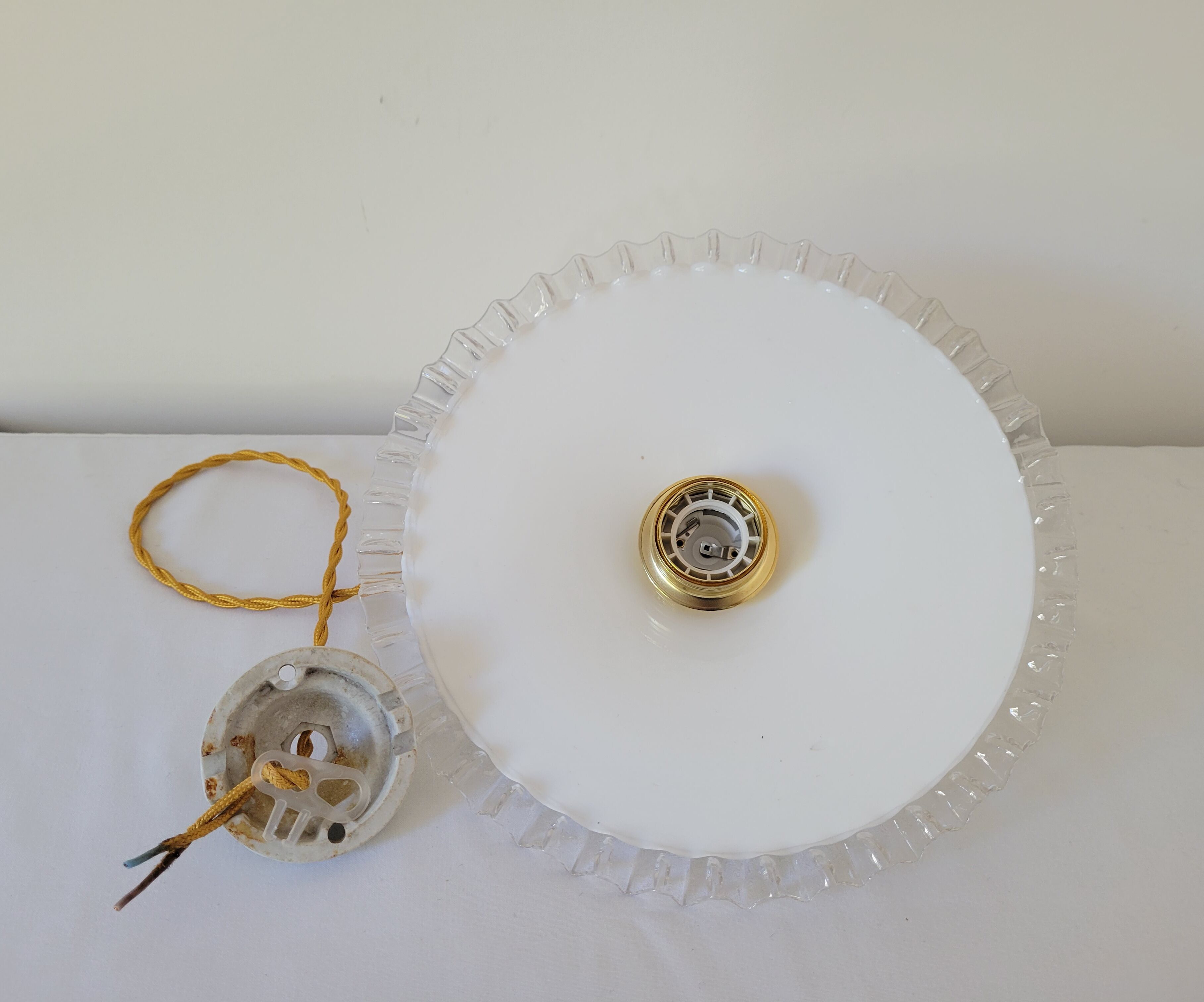 Serrated opaline suspension