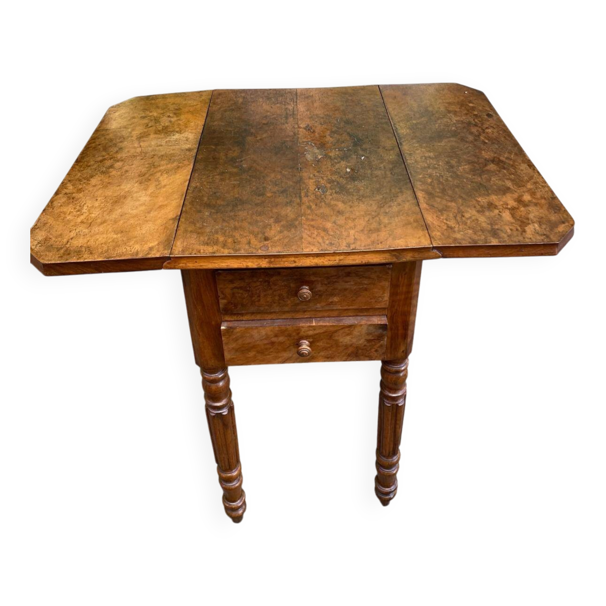Victorian Pembroke table from the 19th century in walnut burr with drop-leaves.