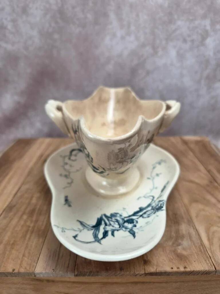 Saucière ancienne Gien Iris en terre de fer, fin XIXe siècle