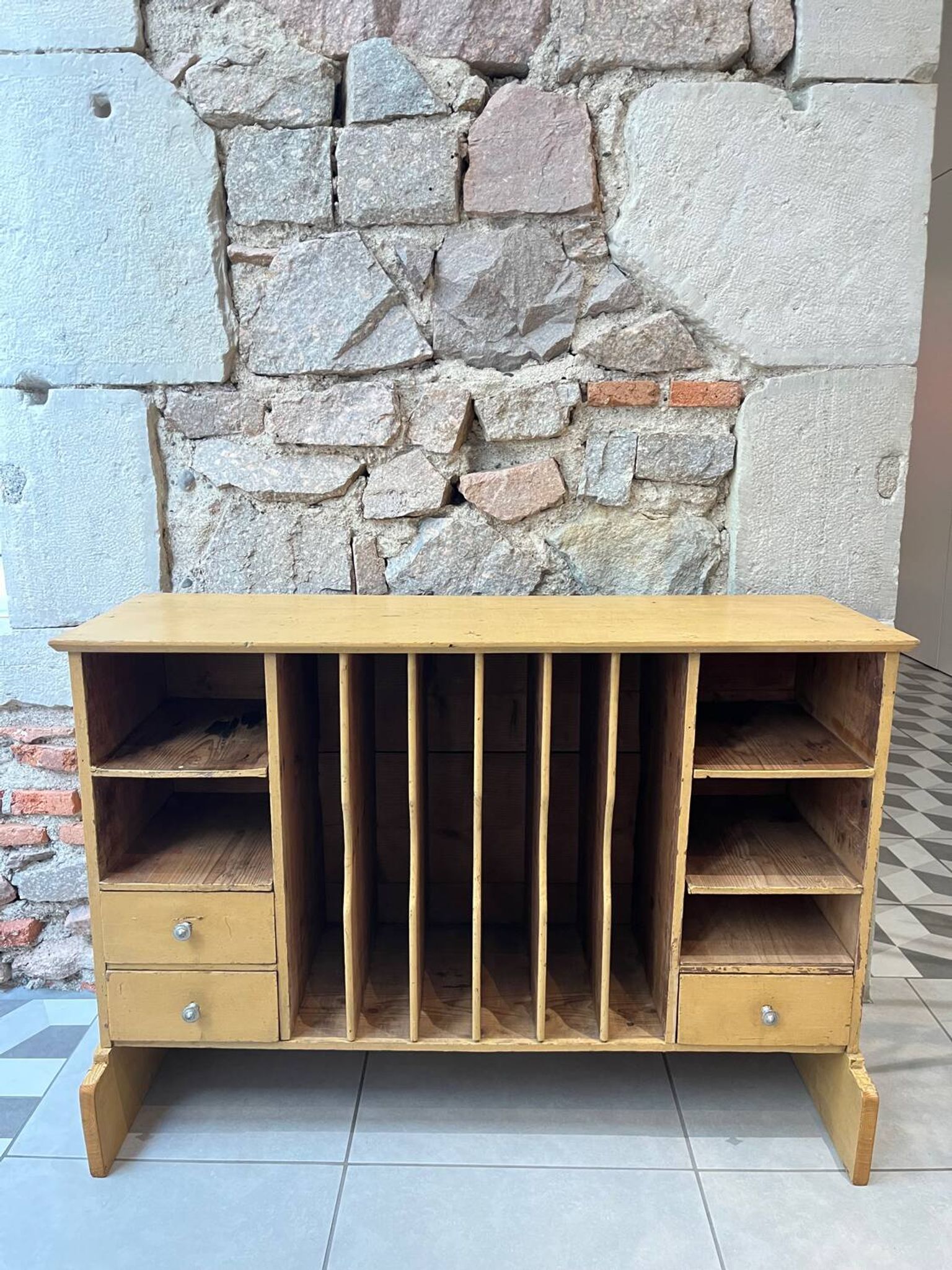 Meuble de métier à casier de tri et tiroirs