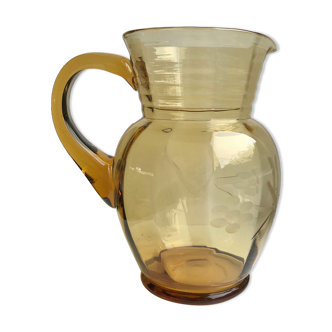 Carafe en verre gravé ambré années 50