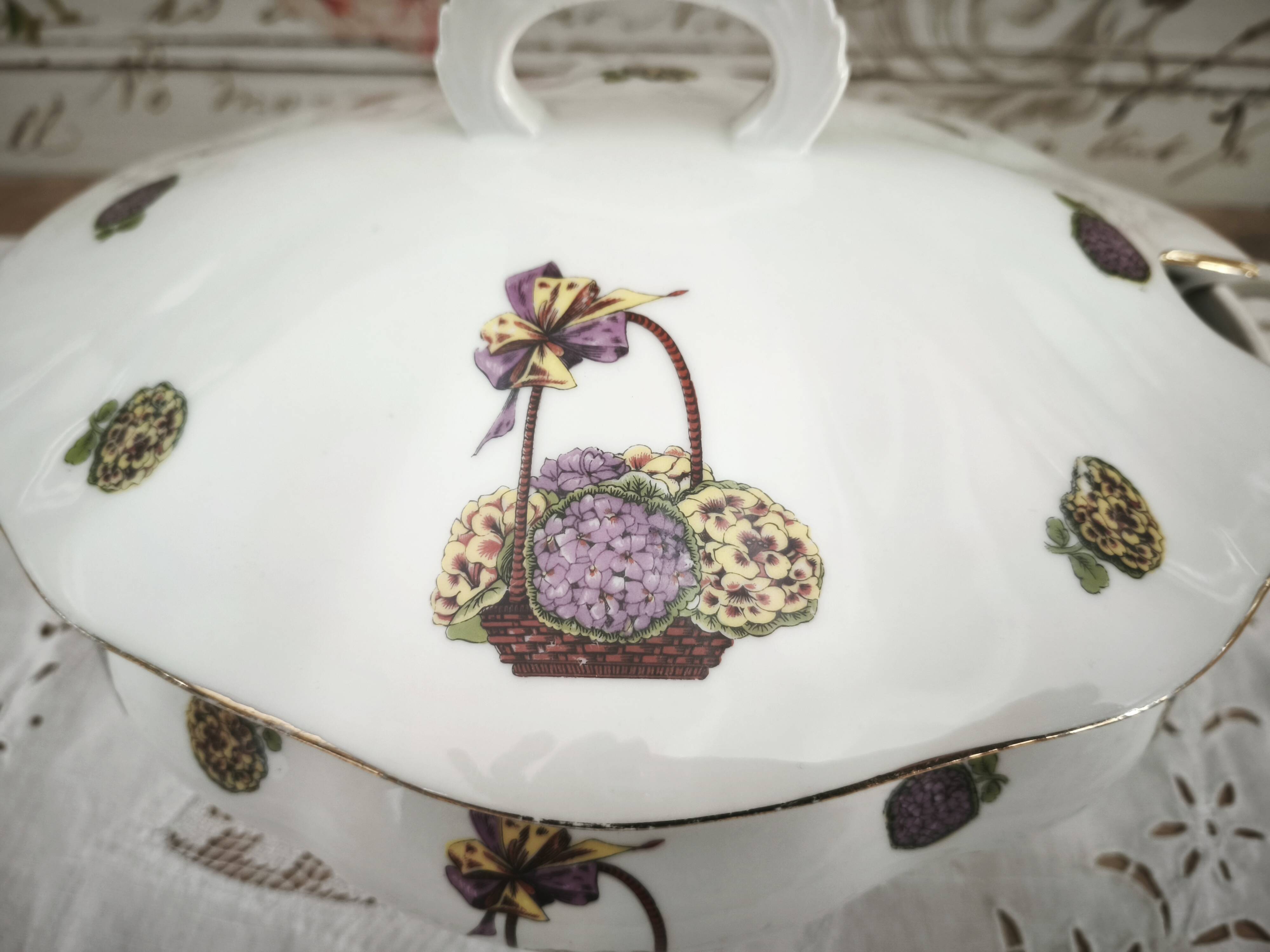 Soupière en porcelaine de Limoges décor panier d'hortensias