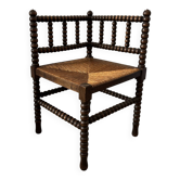 Chaise d’angle ancienne en bois tourné, assise en paille, style rusti