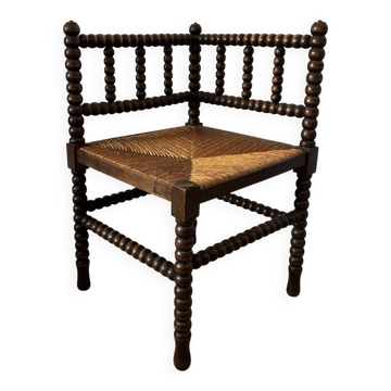 Chaise d’angle ancienne en bois tourné, assise en paille, style rusti