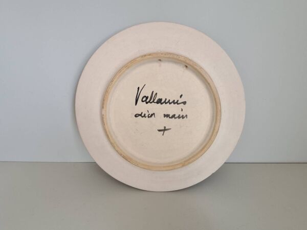 Assiette décorative figurant un poisson, signée Vallauris 1950