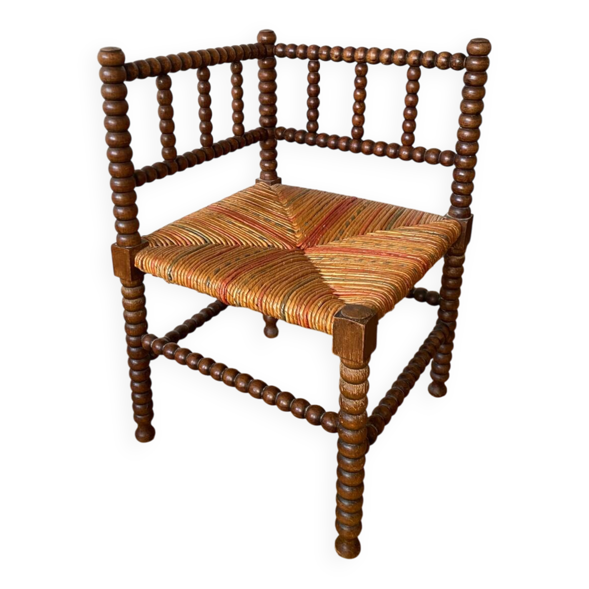 Corner armchair in beaded wood straw
