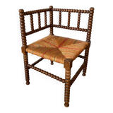 Corner armchair in beaded wood straw