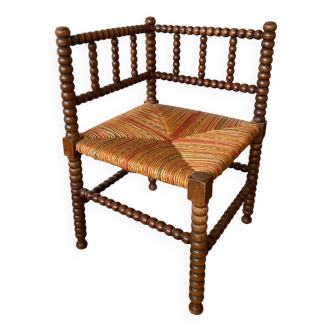 Corner armchair in beaded wood straw