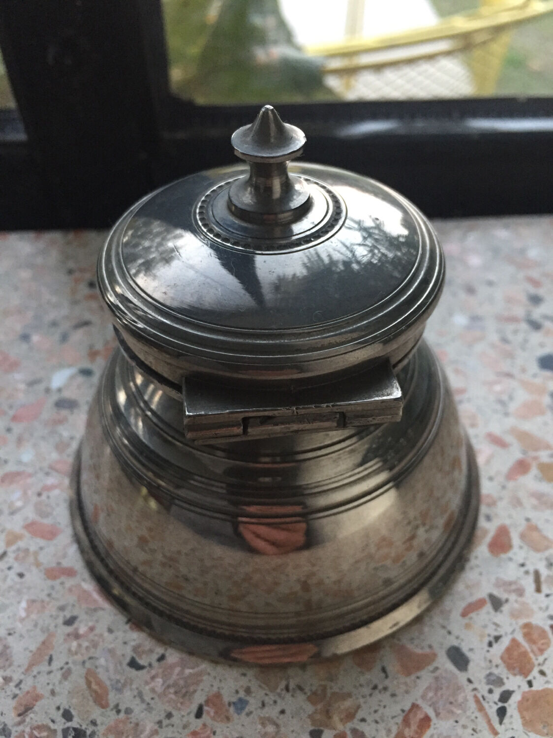 Metal inkwell