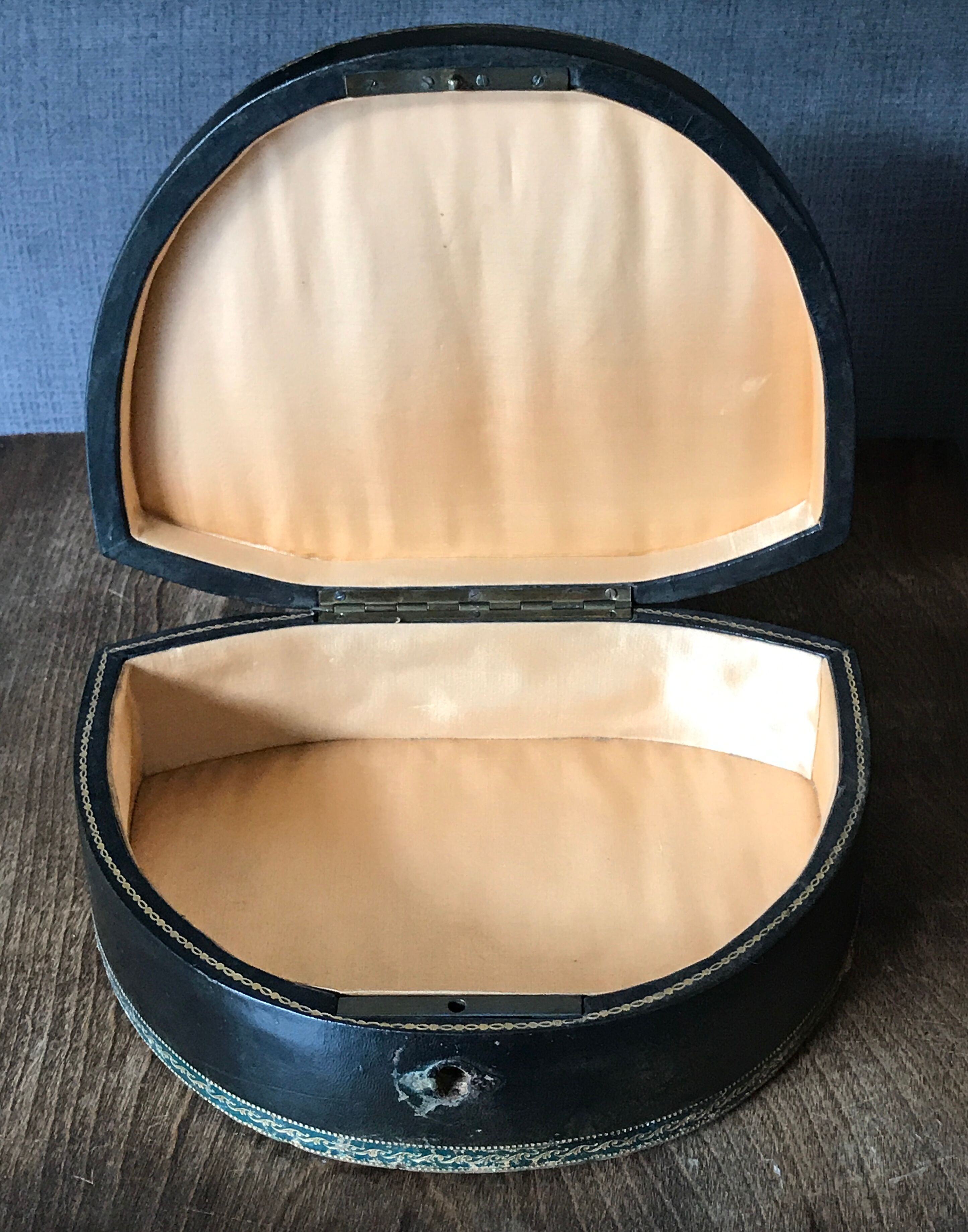 Old large leather jewelry box with a central medallion, XIX century, Napoleon III