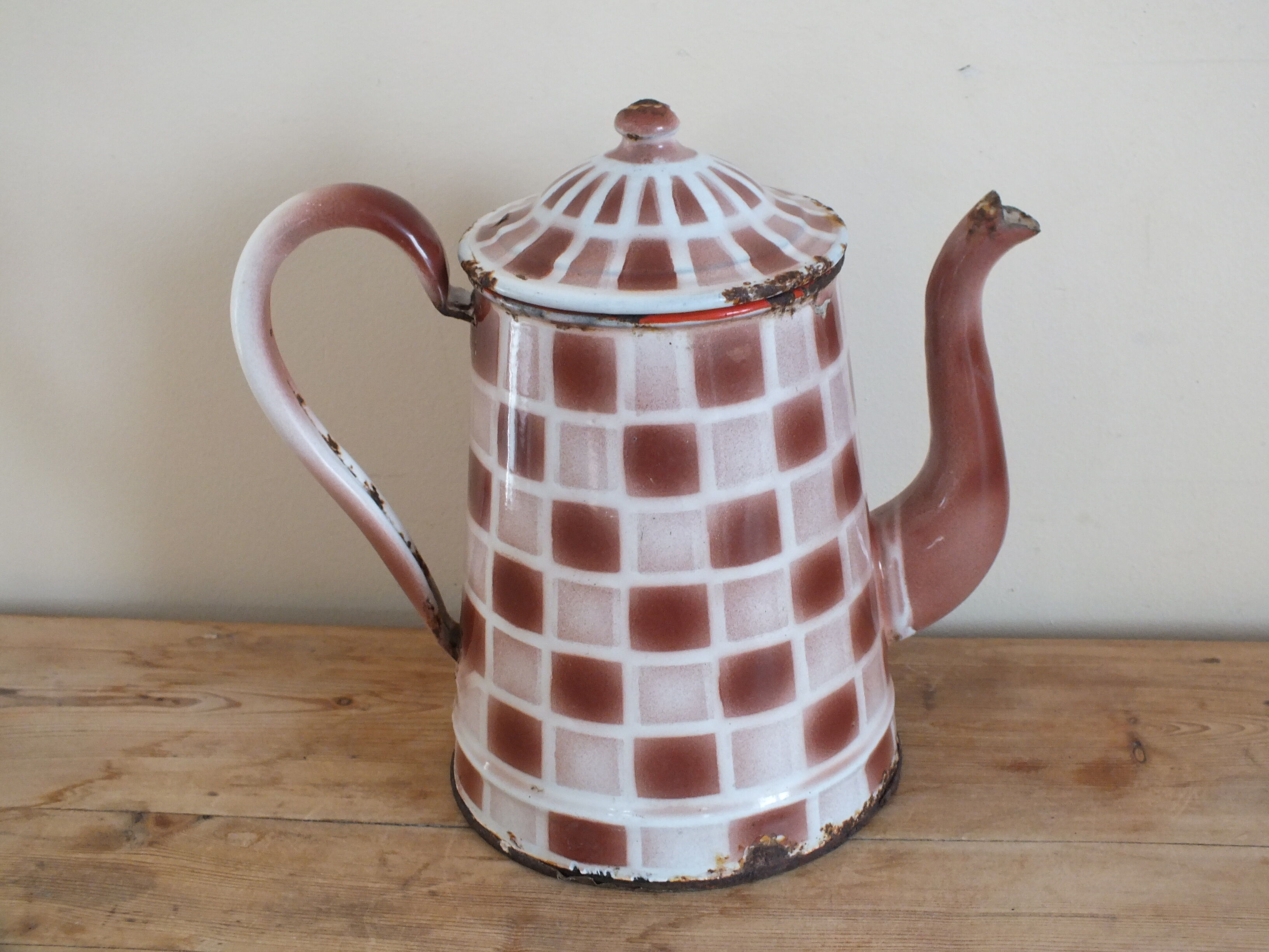 Enamelled coffee maker 20s, brown checkerboards