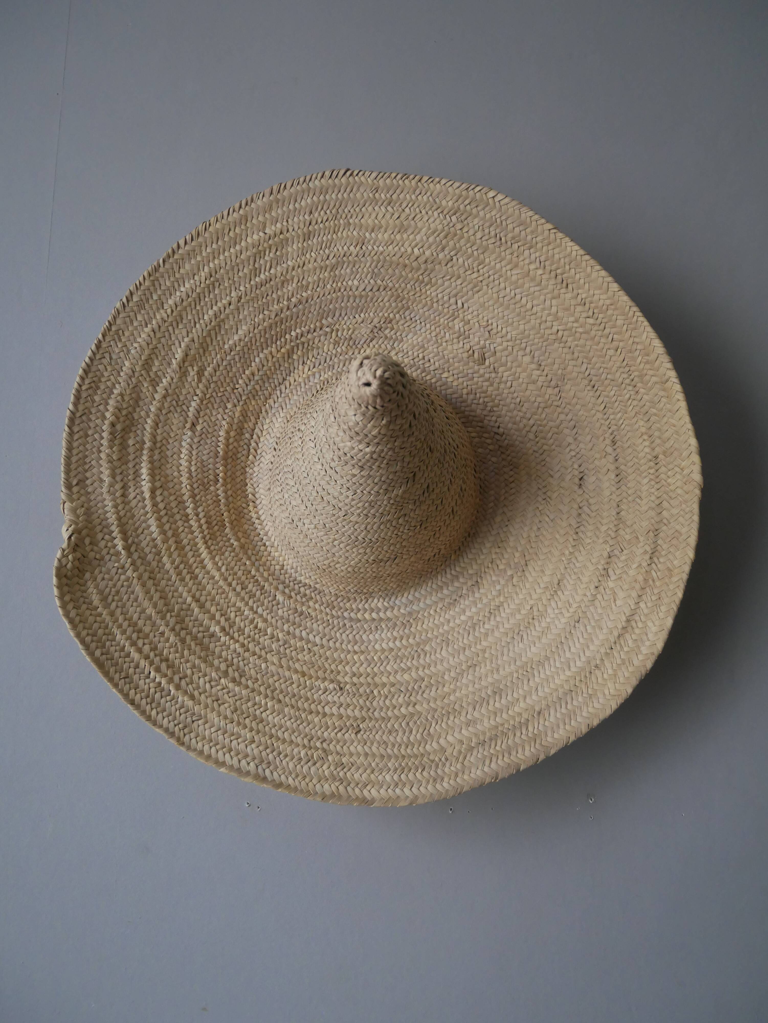 Chapeau paille osier tressé main objet décoration campagne bohème ethnique fabrication artisanale