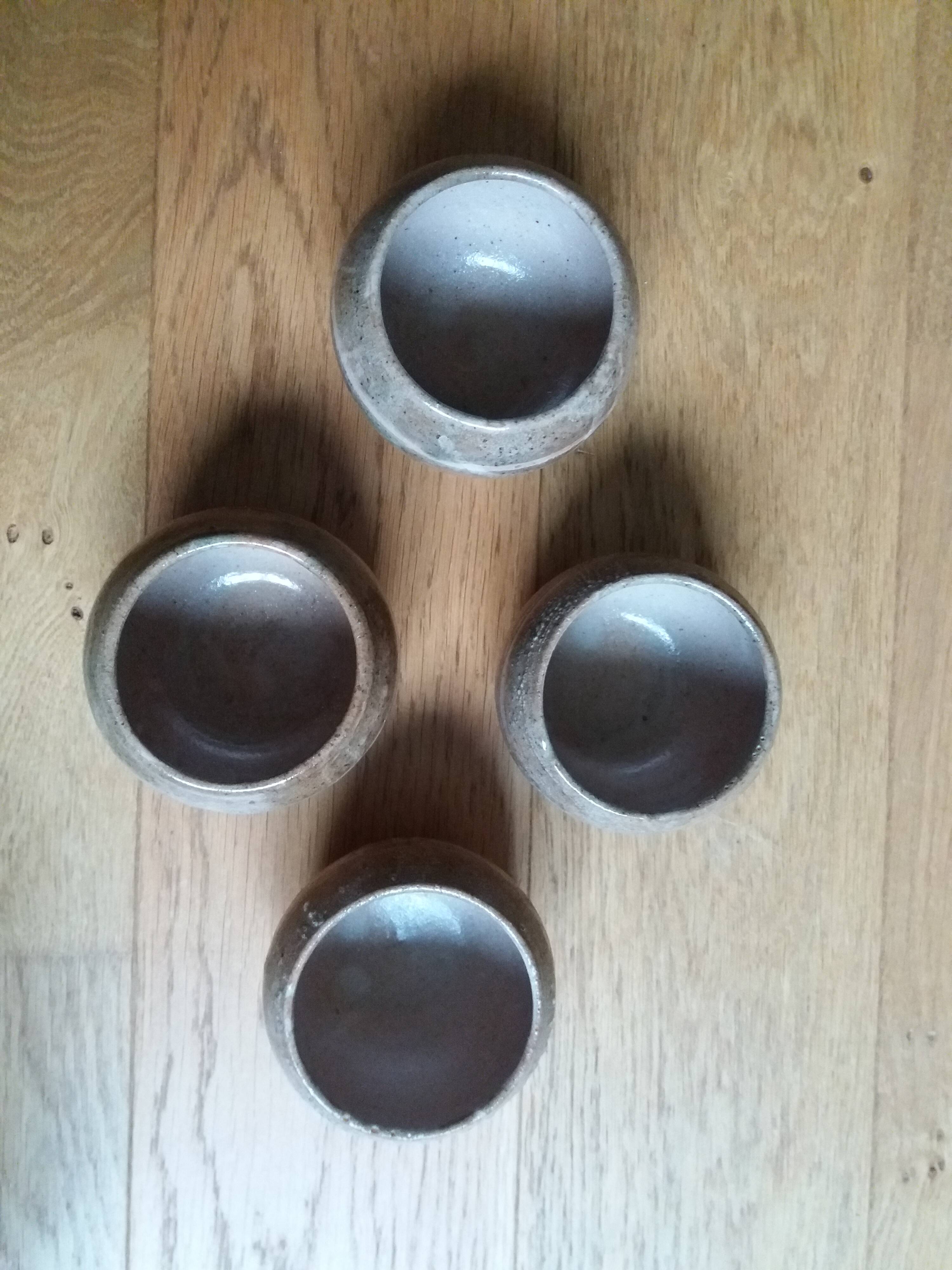 Coupelles tasses en grès signées Anne Rémy Clamagirand