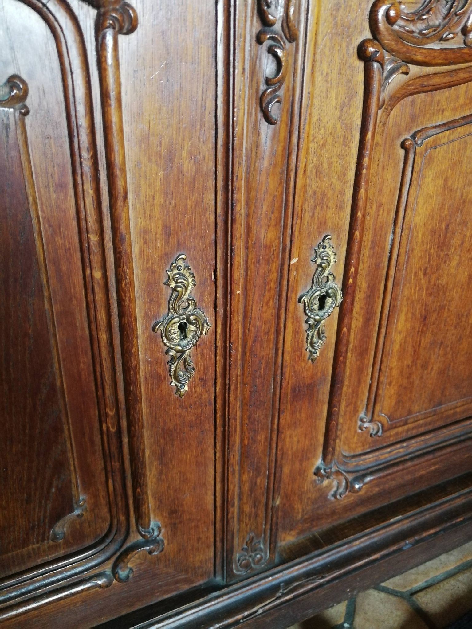 Buffet from the late 19th century with pink-brown marble in Louis XV style.