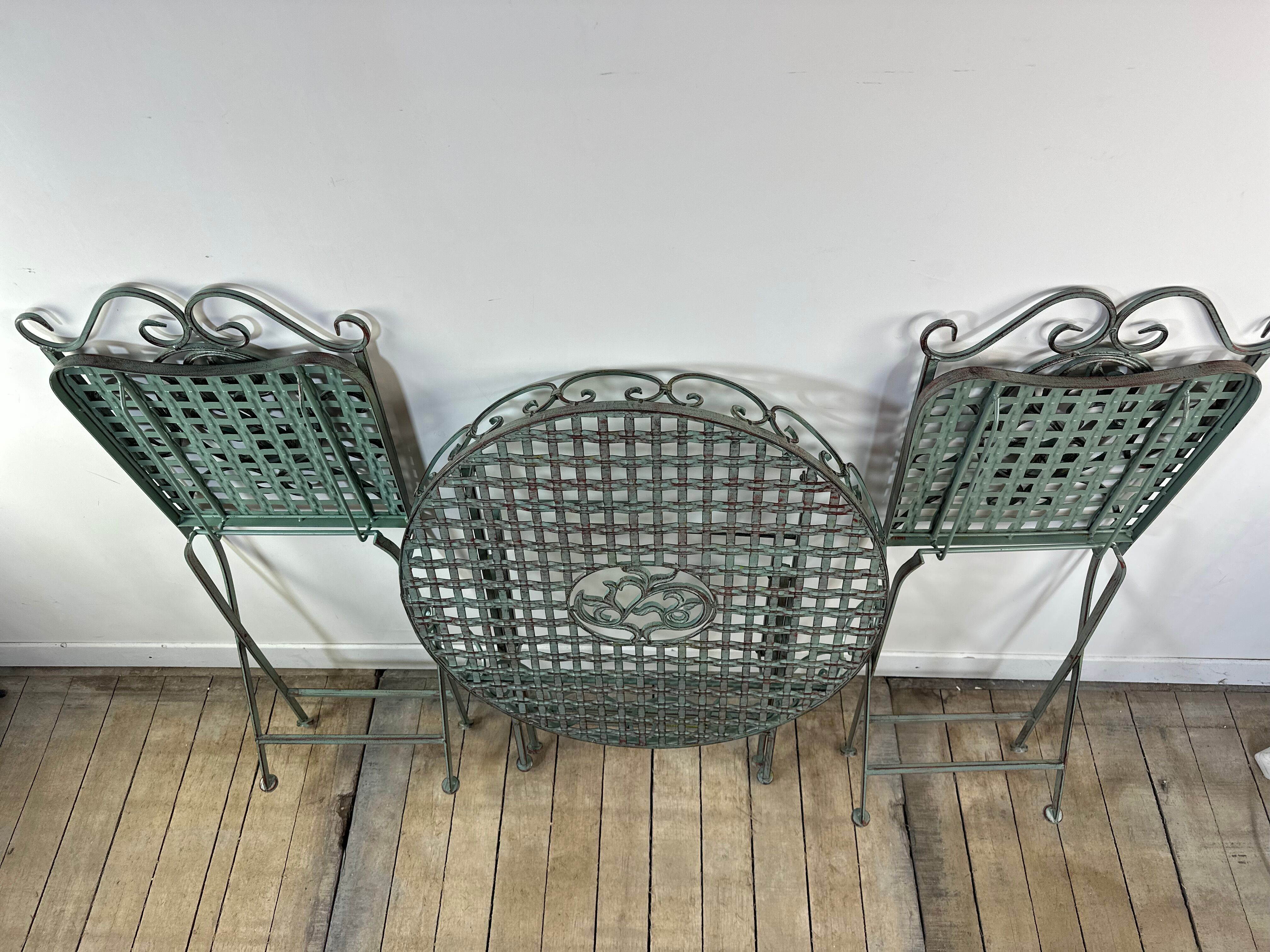 Patinated green folding wrought iron garden set with 1 table + 2 chairs.