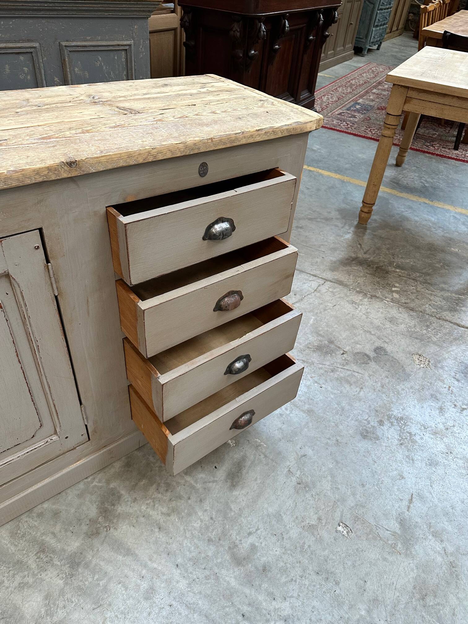 Meuble d’atelier de fabrication artisanale