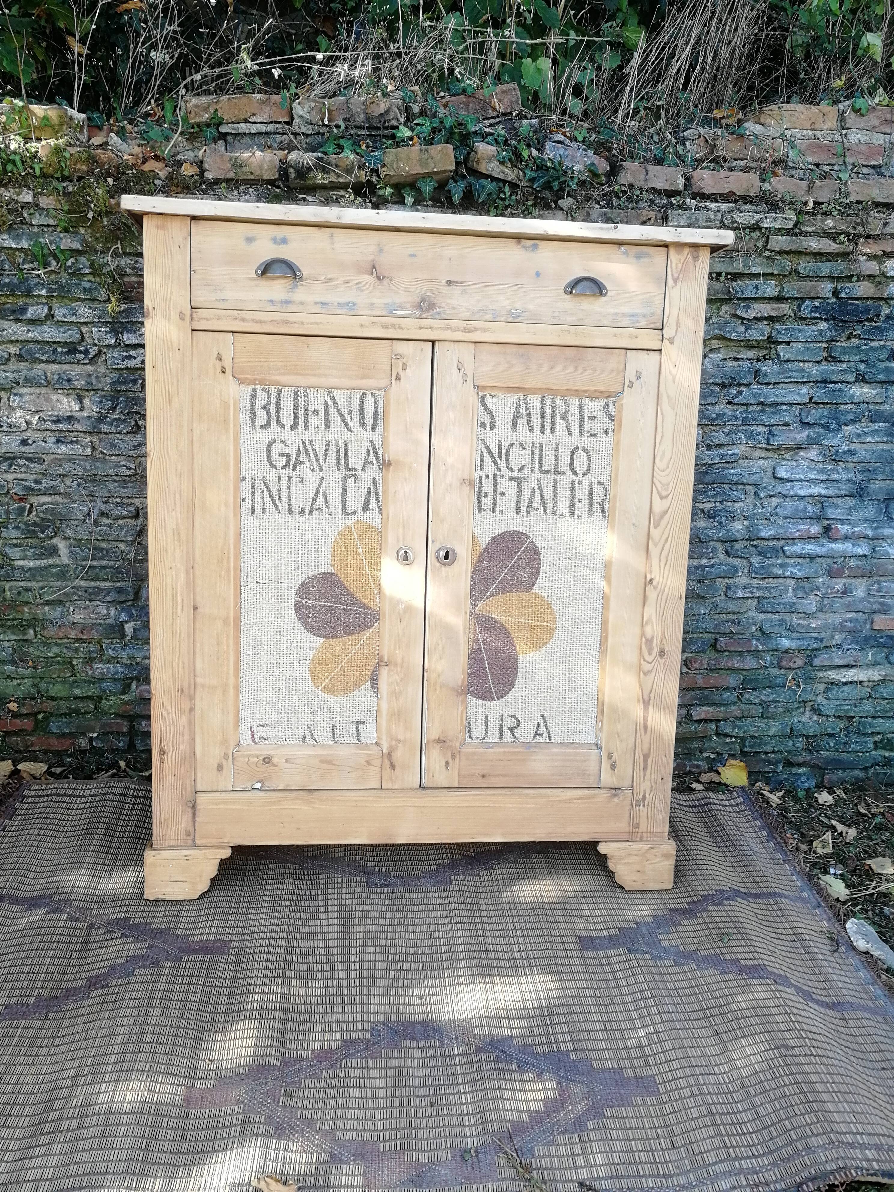 Unique buffet, Gaston, burlap
