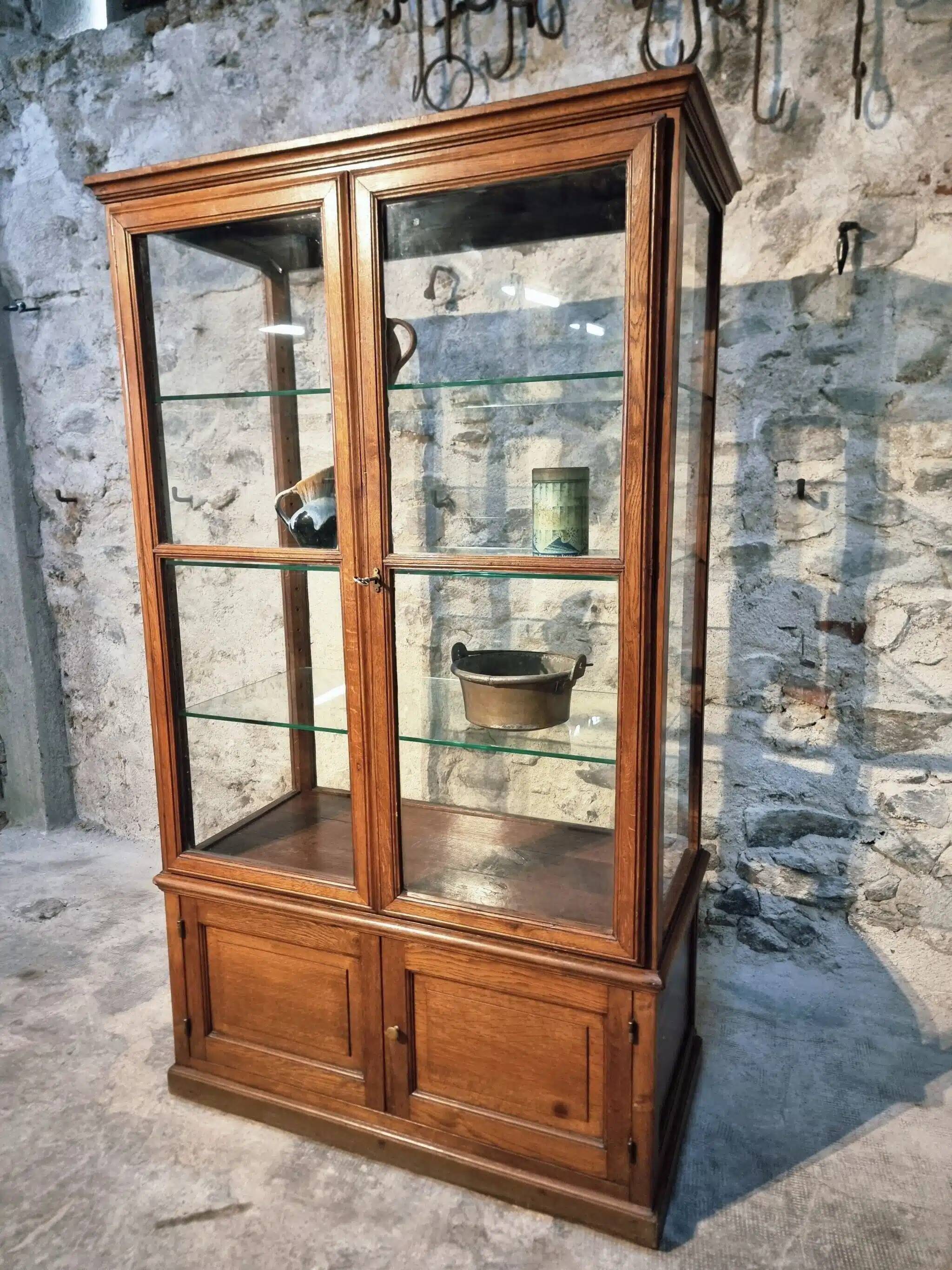 Vitrine ancienne en chêne français – Vitrine de musée d’un château de Bourgogne – vers 1900