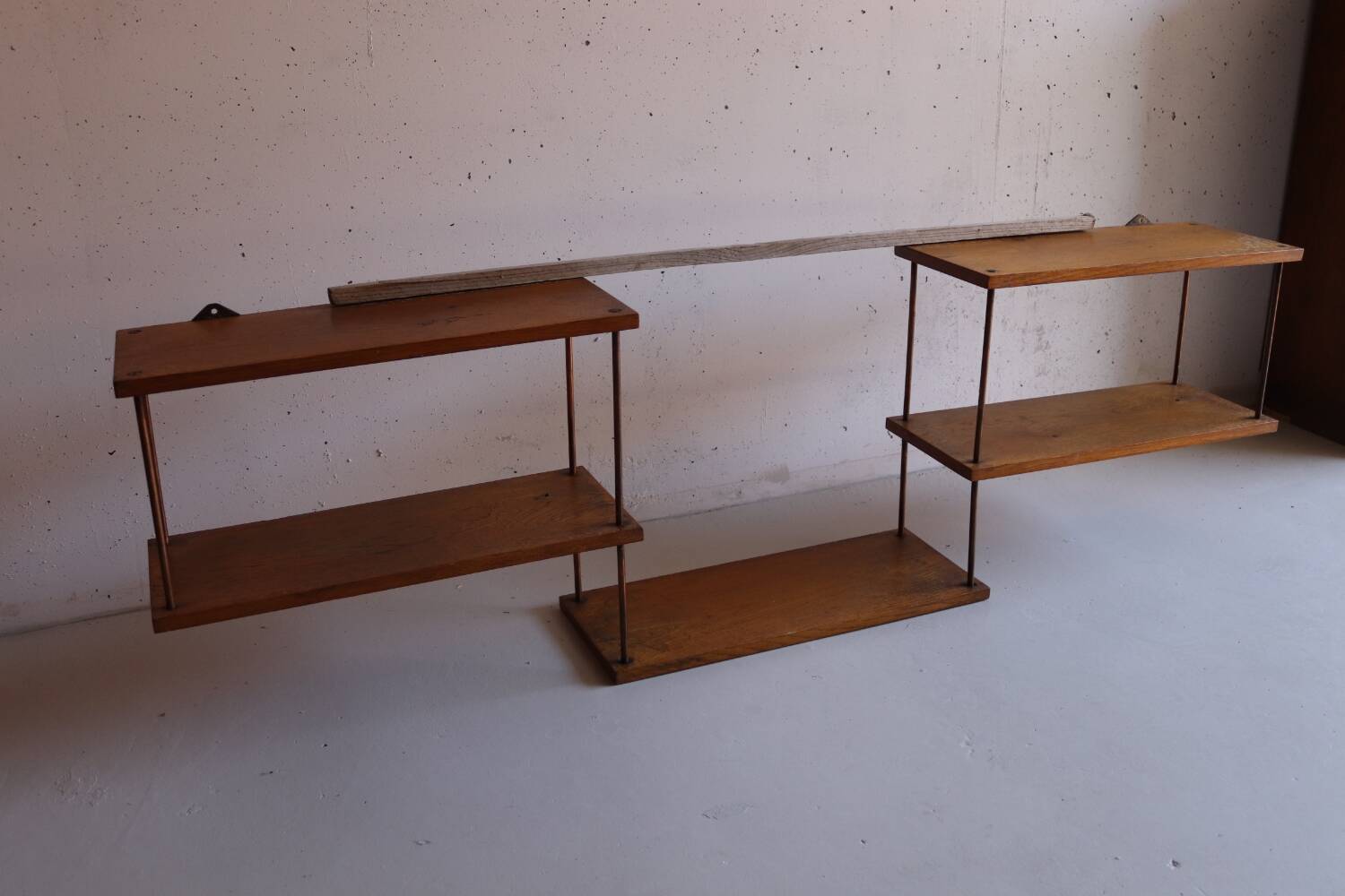Wall shelf in oak and copper from the 50s