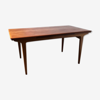 Table scandinave