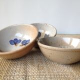Trio de coupelles en grès du marais, motifs fleurs bleues