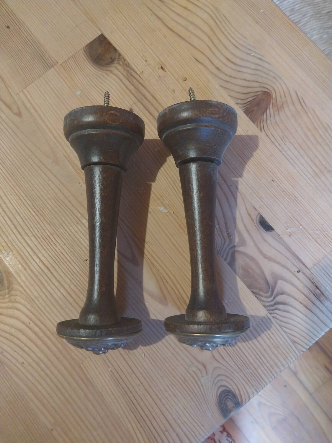 2 wooden wall-mounted coat racks