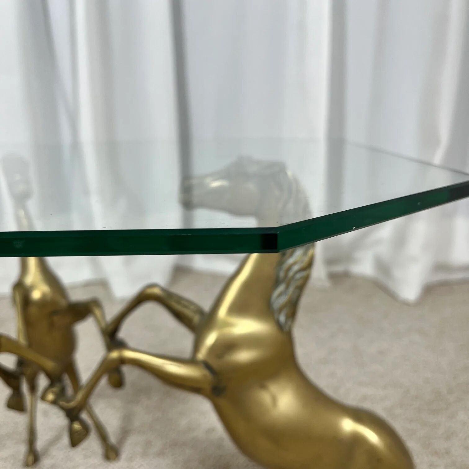 Hollywood Regency style coffee table, 6 patinated brass horses and glass top, 1970.