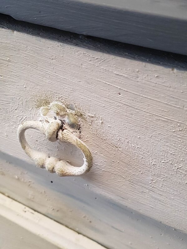 Meuble deux portes et deux tiroirs patiné