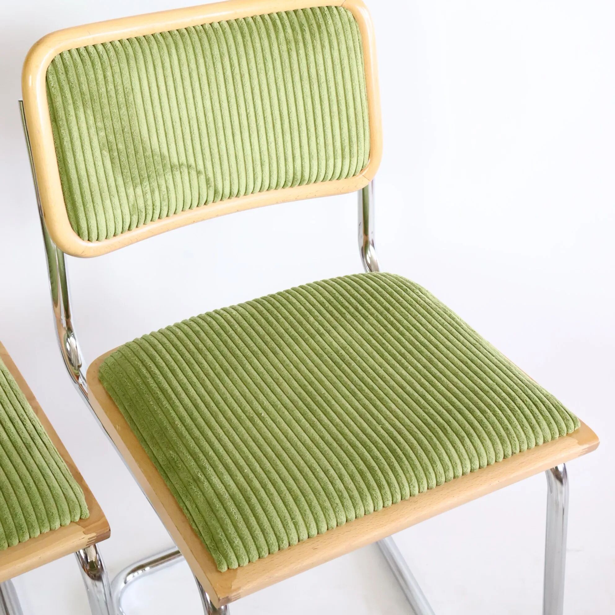 Série de quatre chaises B32