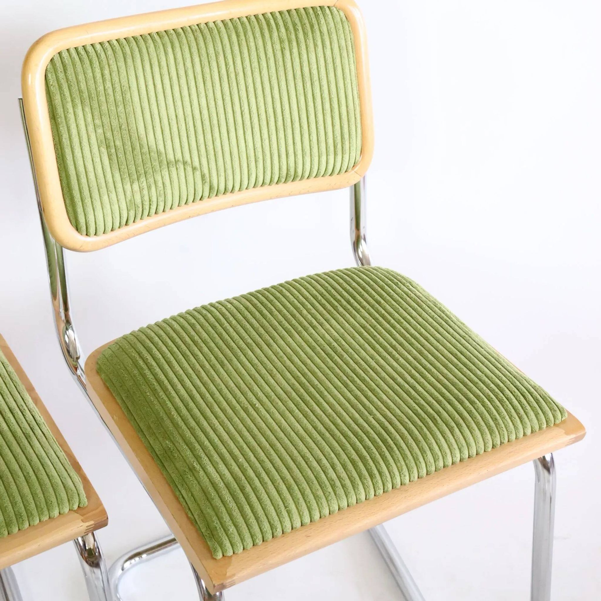 Série de quatre chaises B32