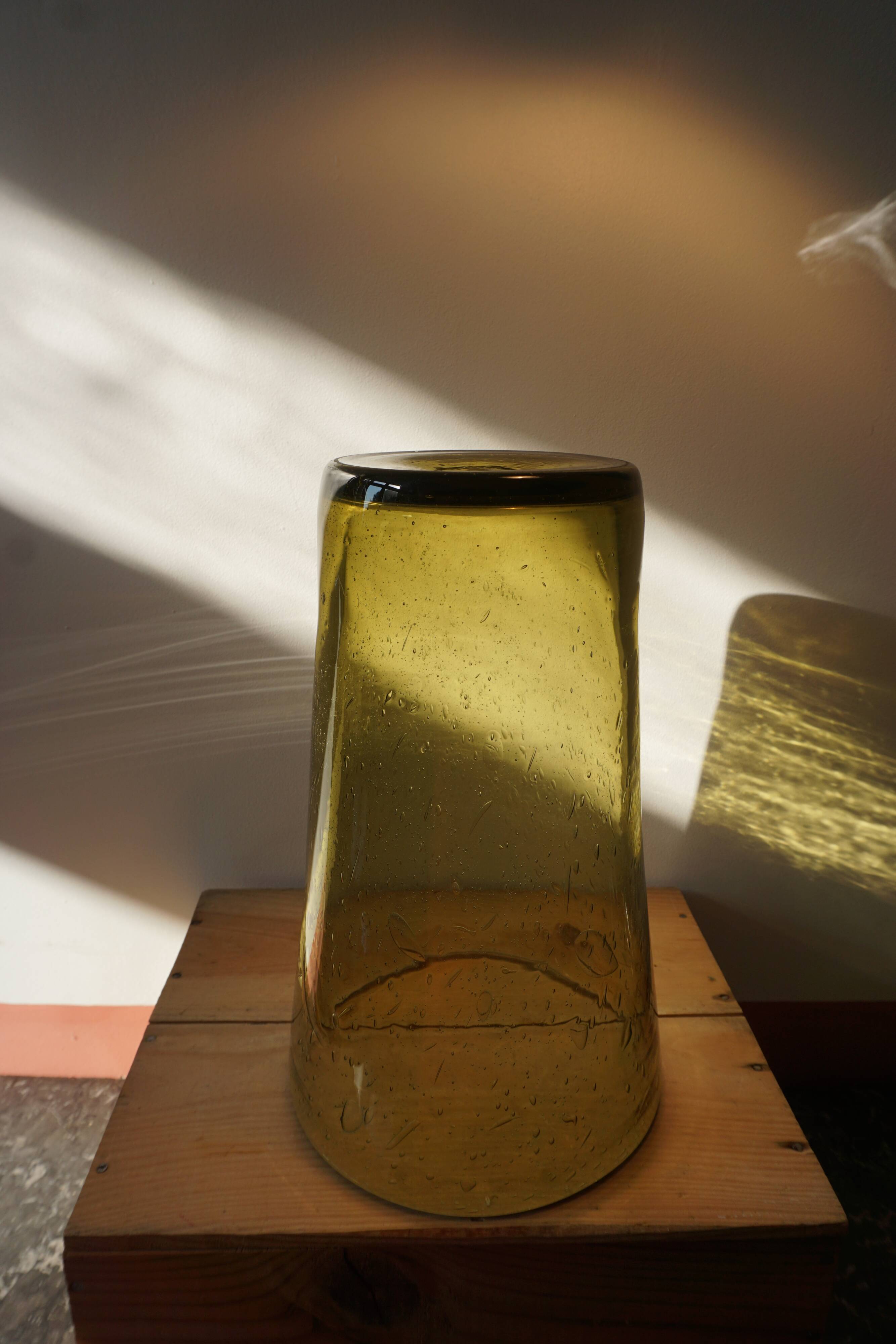 Grand vase en verre soufflé et bullé