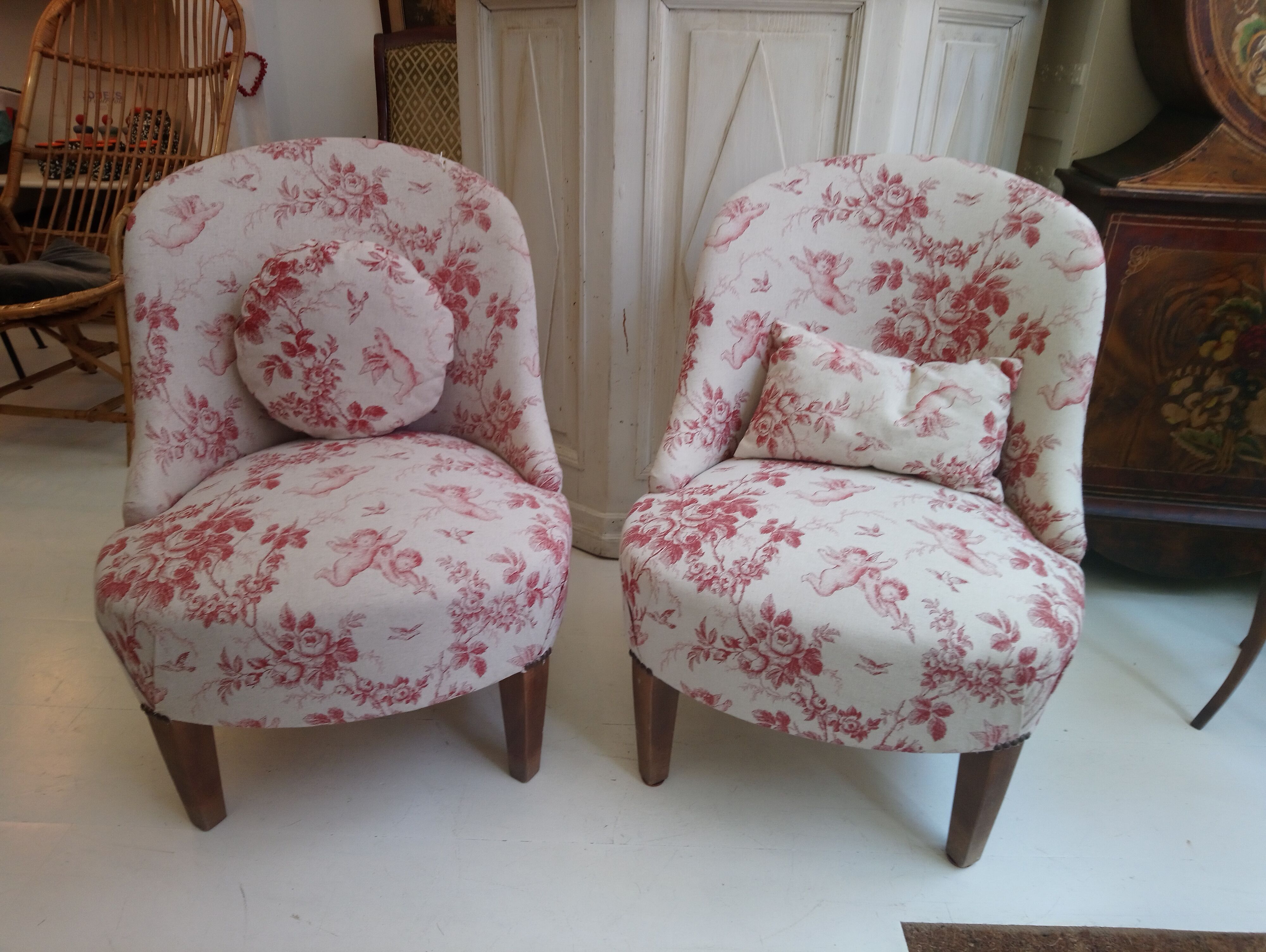 Pair of chairs toads