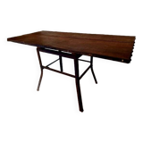 Table artisanale réalisée à base de matériaux anciens