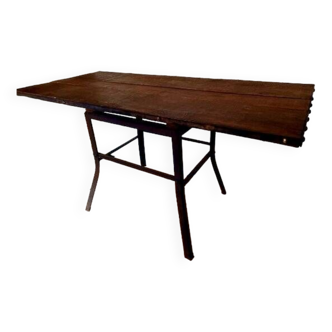 Table artisanale réalisée à base de matériaux anciens