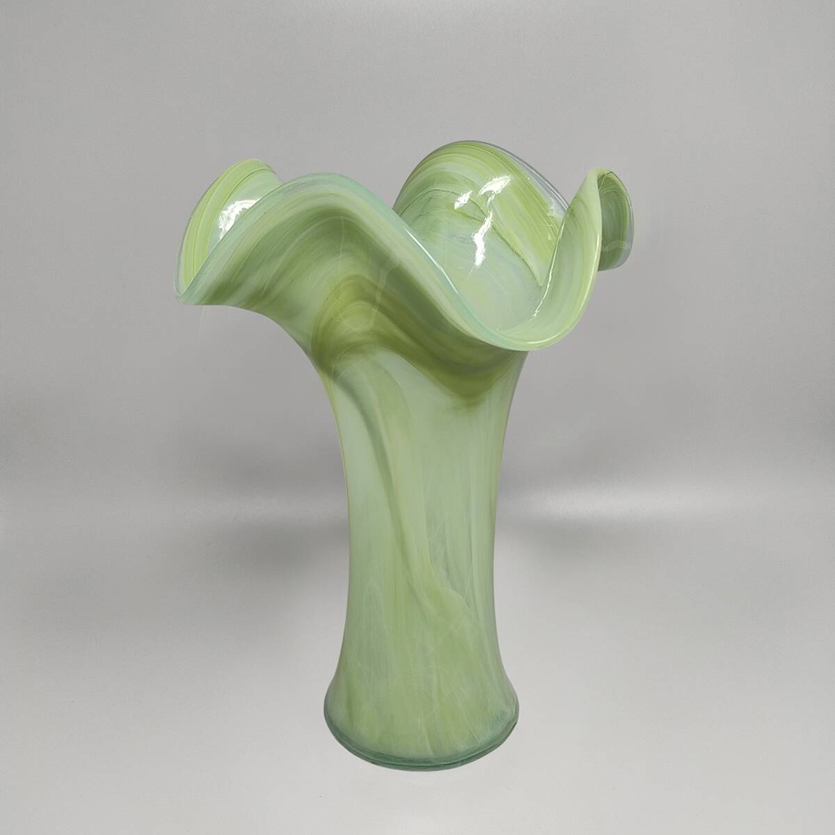 Vase vert étonnant des années 1960, signé Ca Dei Vetrai. Fabriqué en Italie.