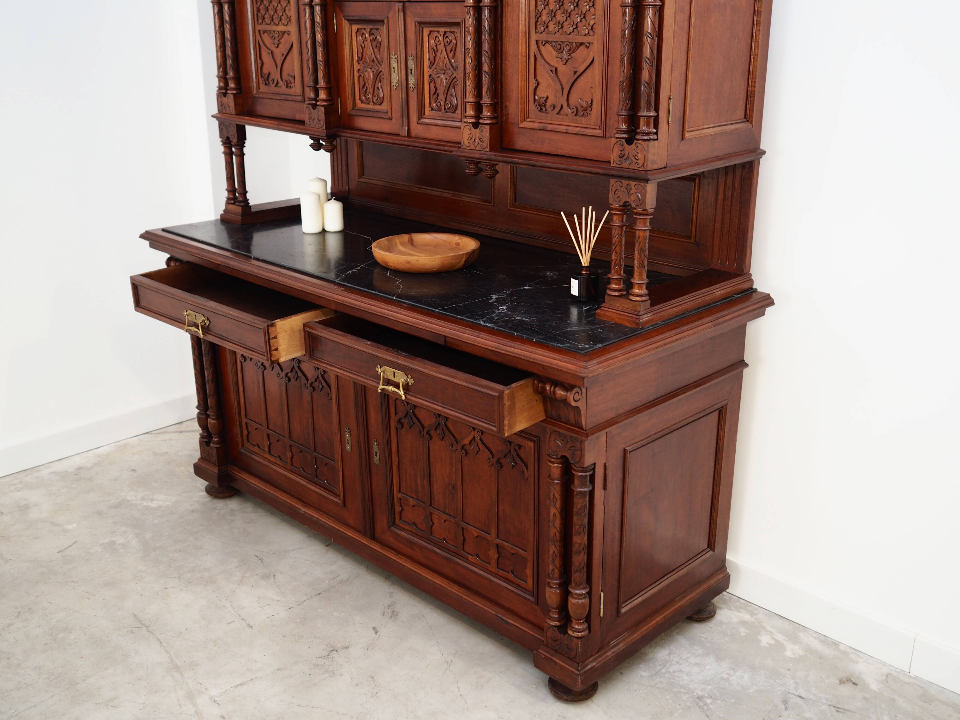 Armoire, vaisselier en chêne, Allemagne première moitié du XXème s.