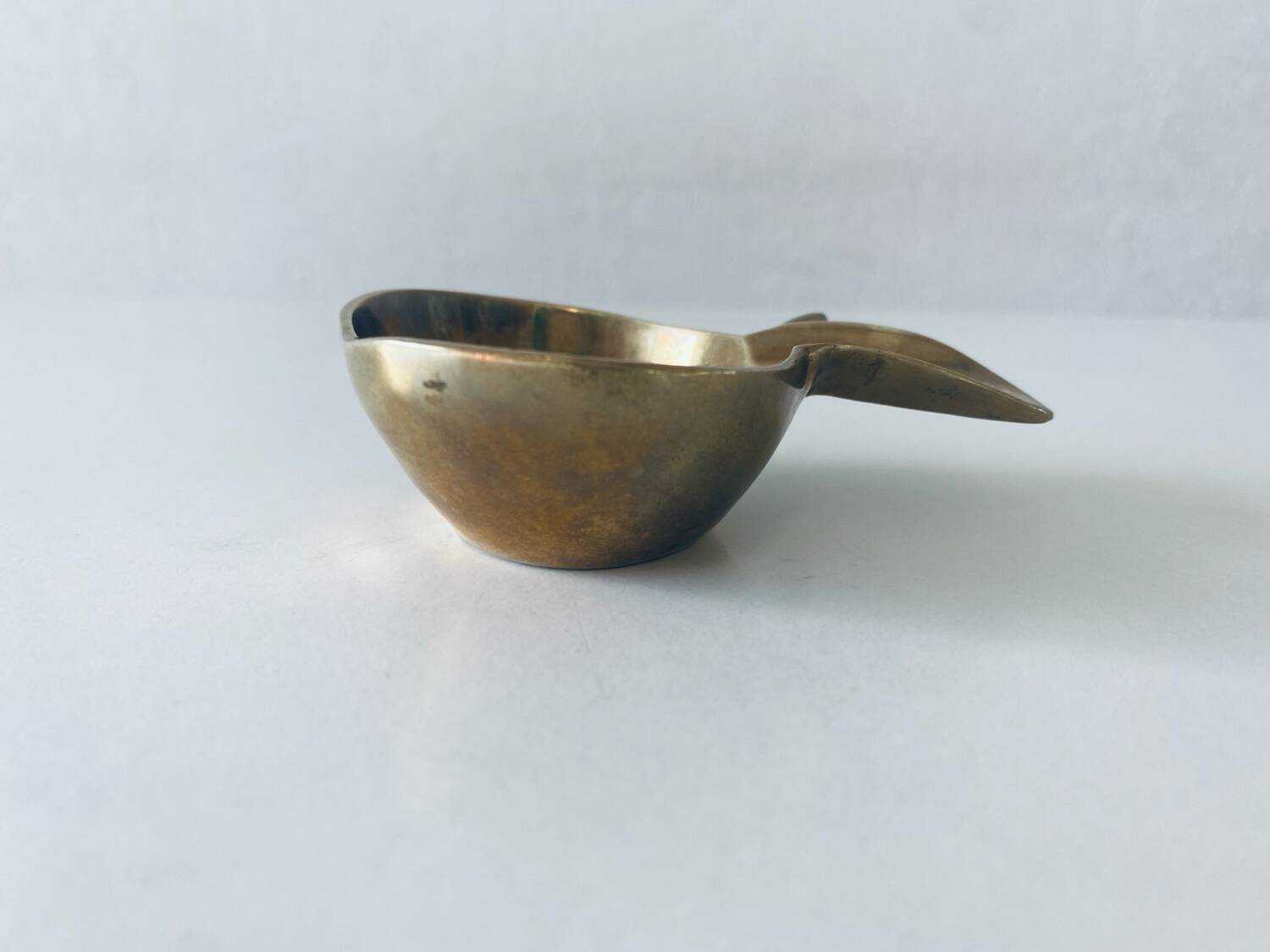 Apple-shaped pocket ashtray