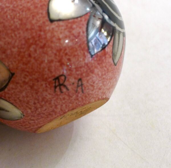 Petit vase boule Art Déco signé A.Renoleau, décor floral stylisé 1920'