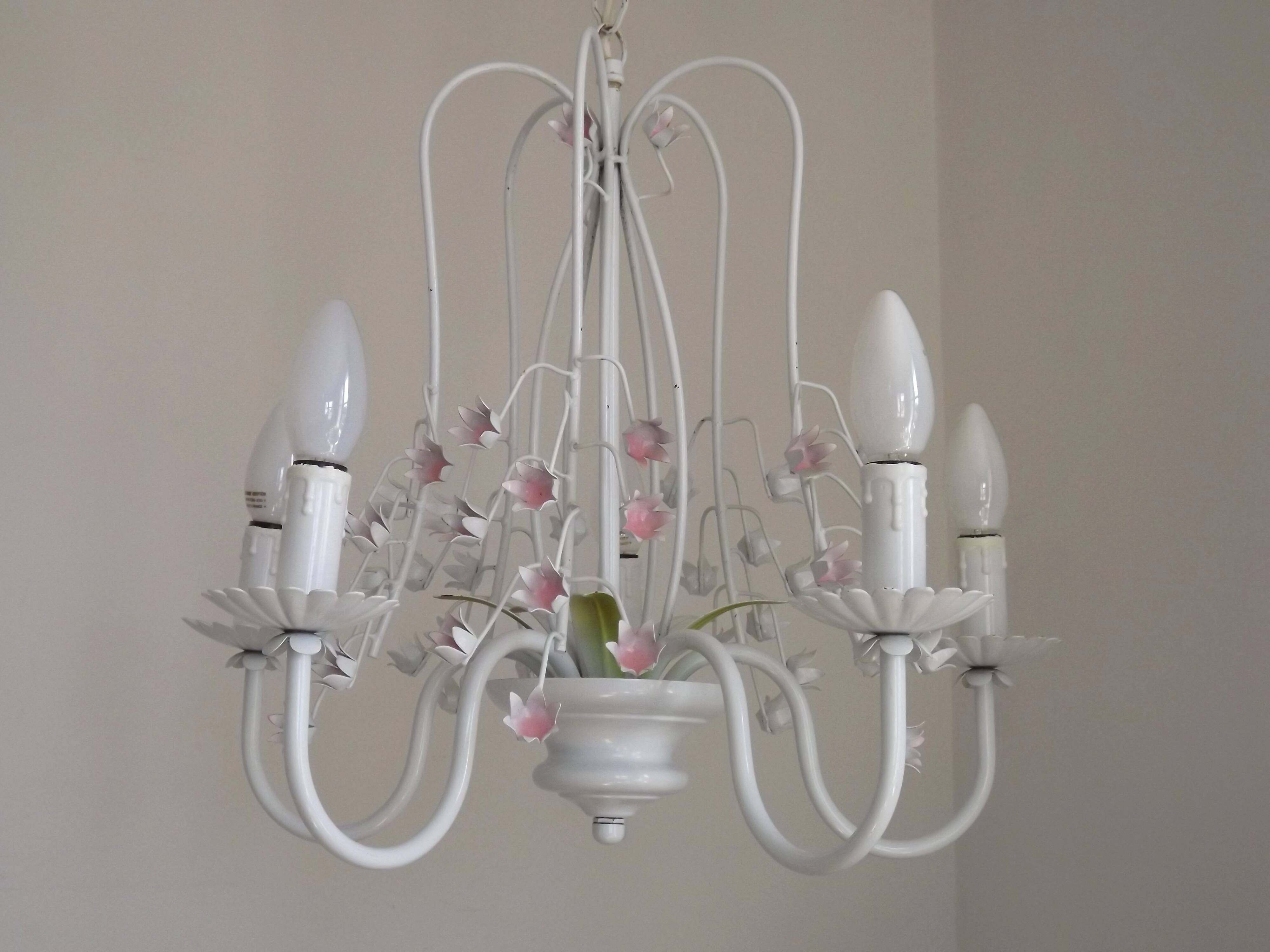 Chandelier vintage en métal blanc à 5 lumières avec des fleurs de glycine roses.