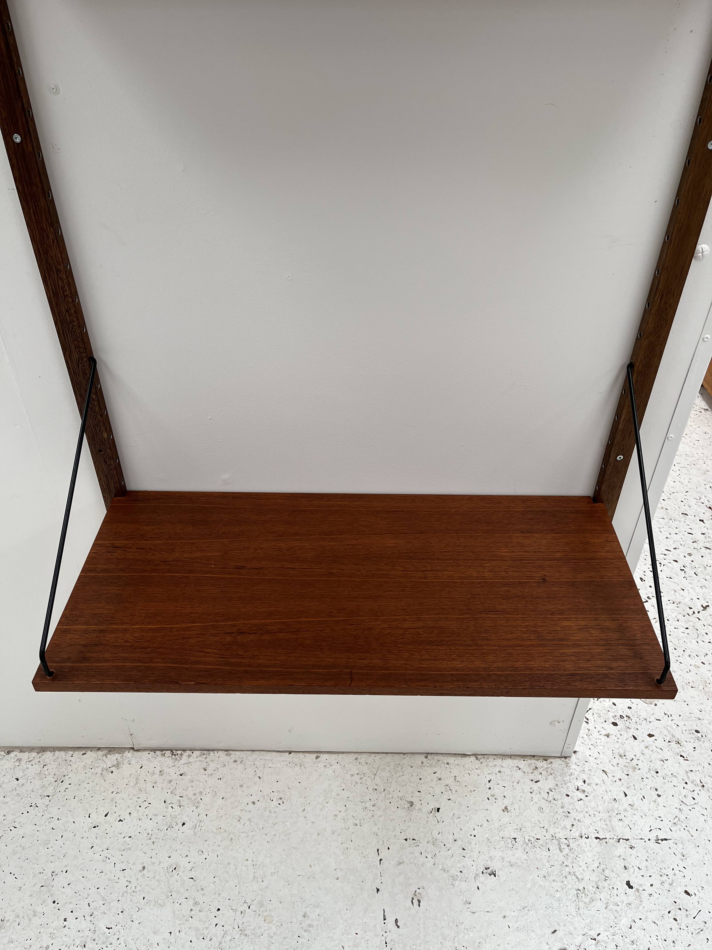 Meuble mural par P. Cadobvius