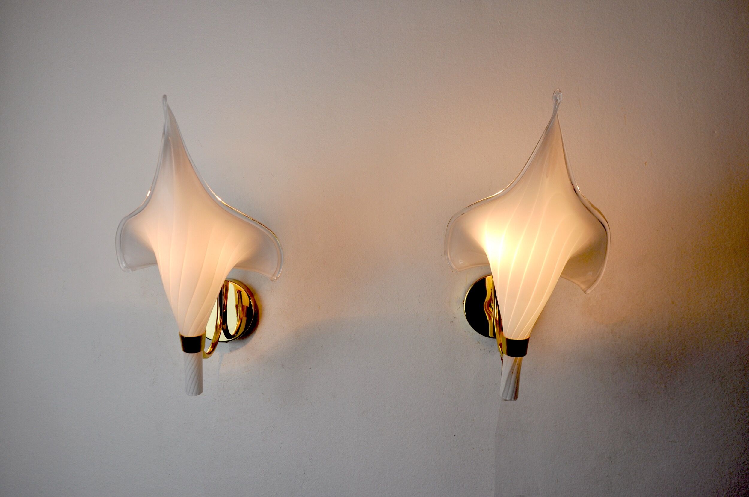 Pair of white fleur de lys sconces, murano glass, Italy, 1970