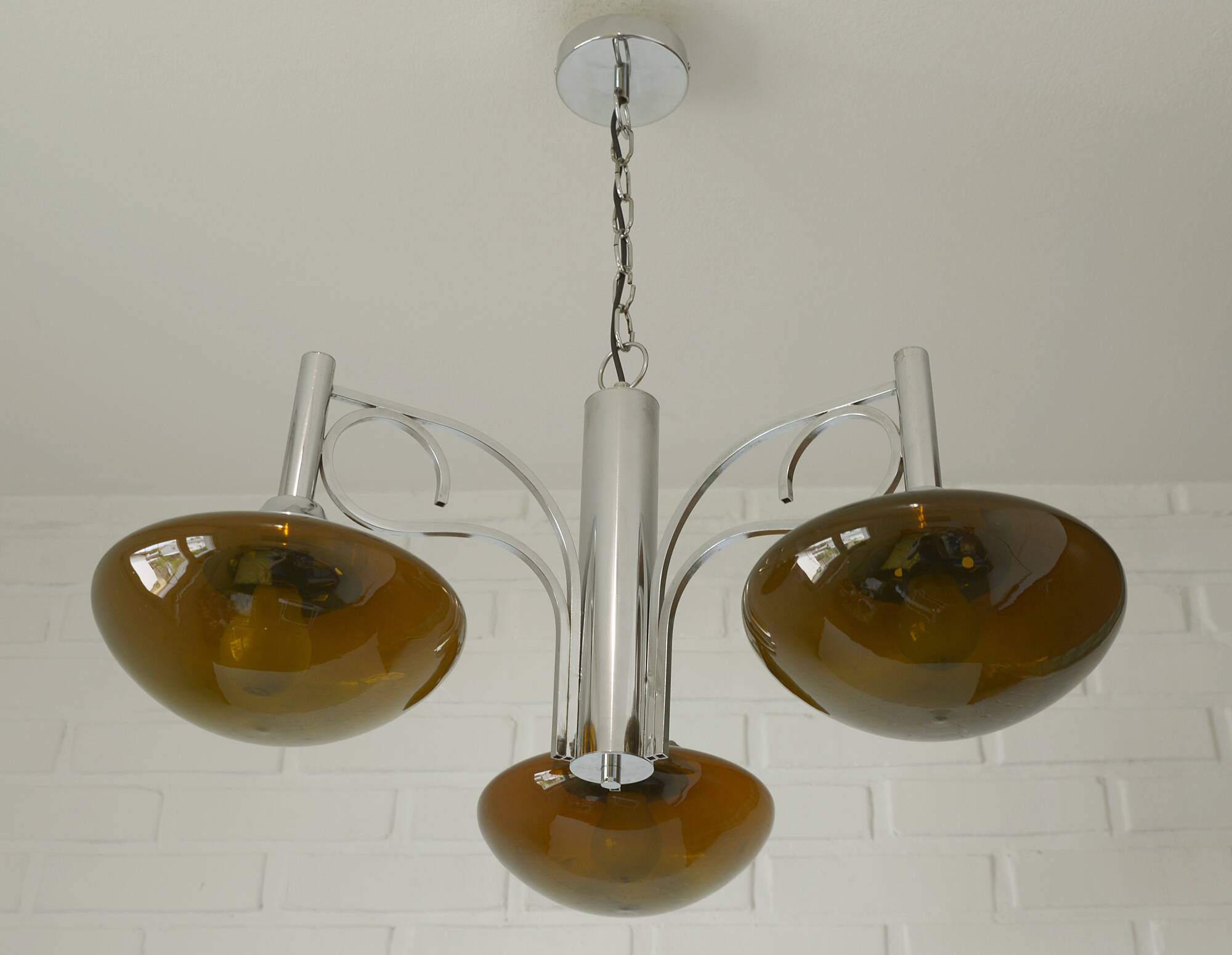 Lustre vintage en chrome, lampe suspendue en verre ambré moderne du milieu du siècle