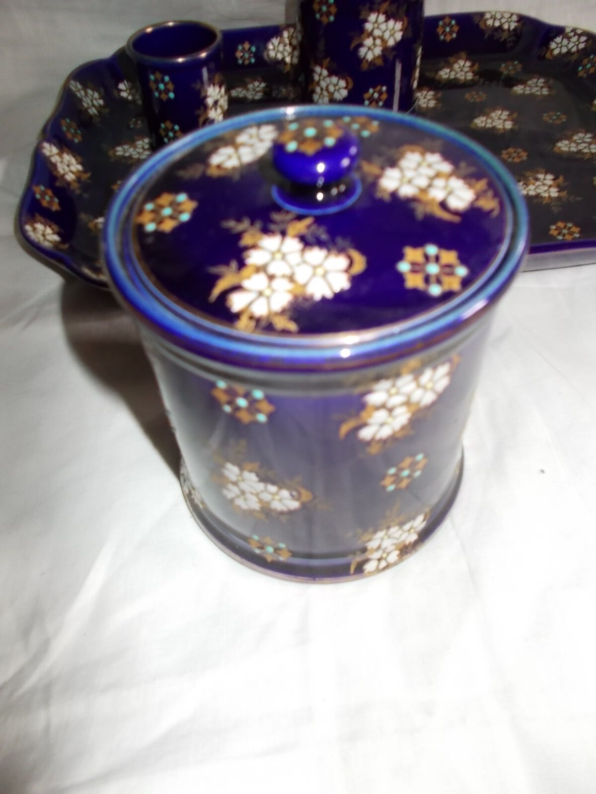 Set of tableware and its earthenware vases