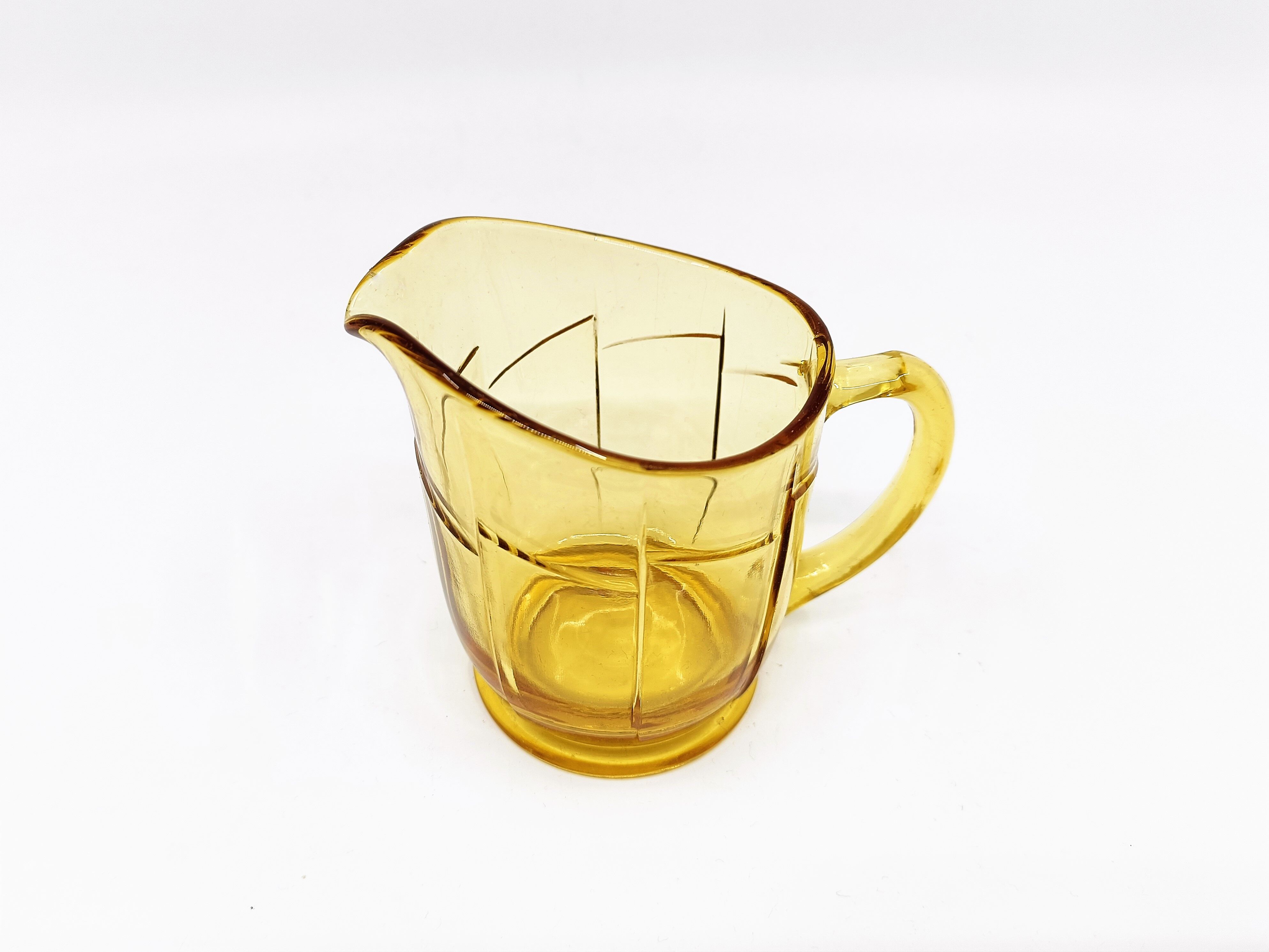 Petit pichet en verre jaune ambré de style art déco