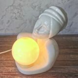 Lampe femme céramique globe opaline