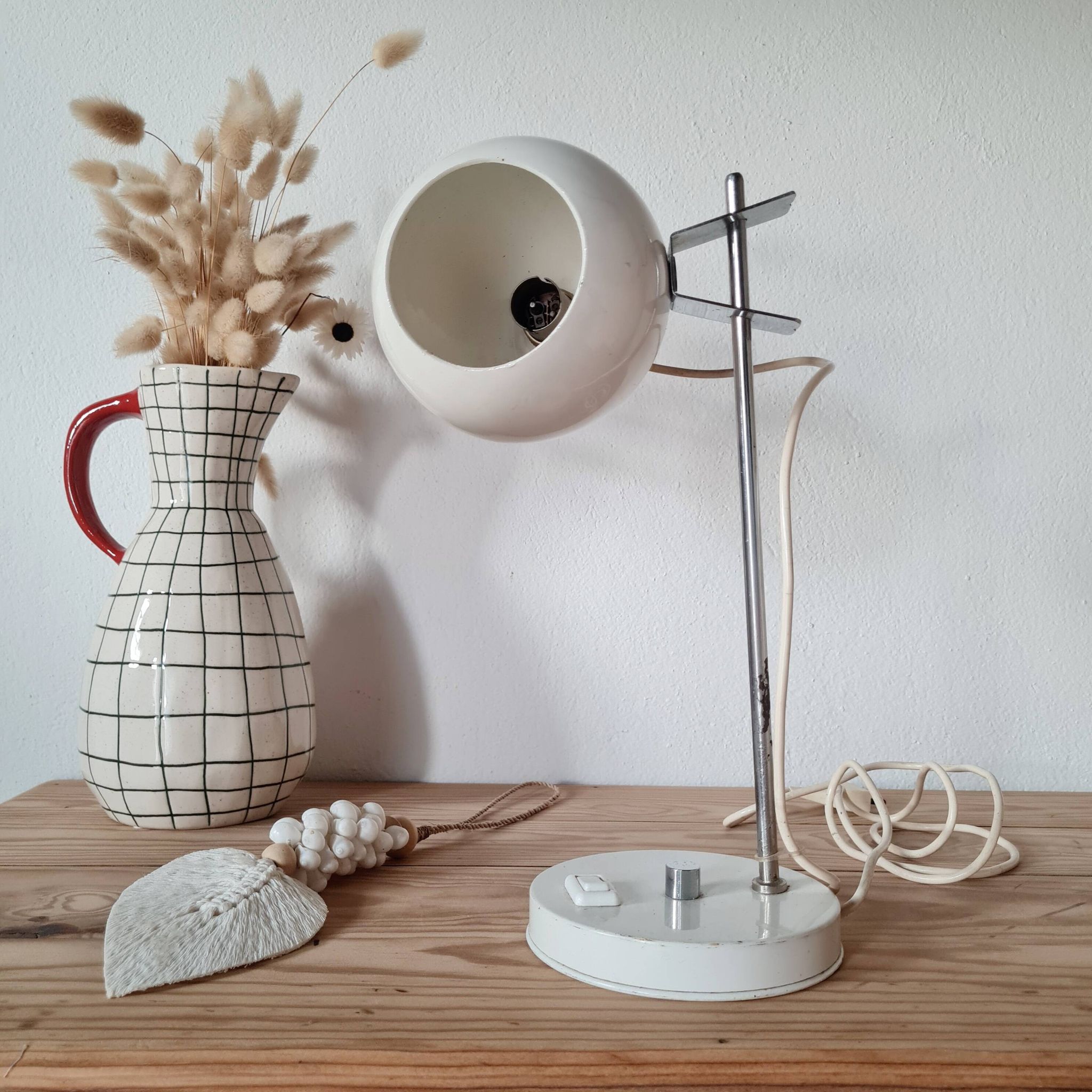 Small vintage Space Age desk lamp in white metal, 1970s design.