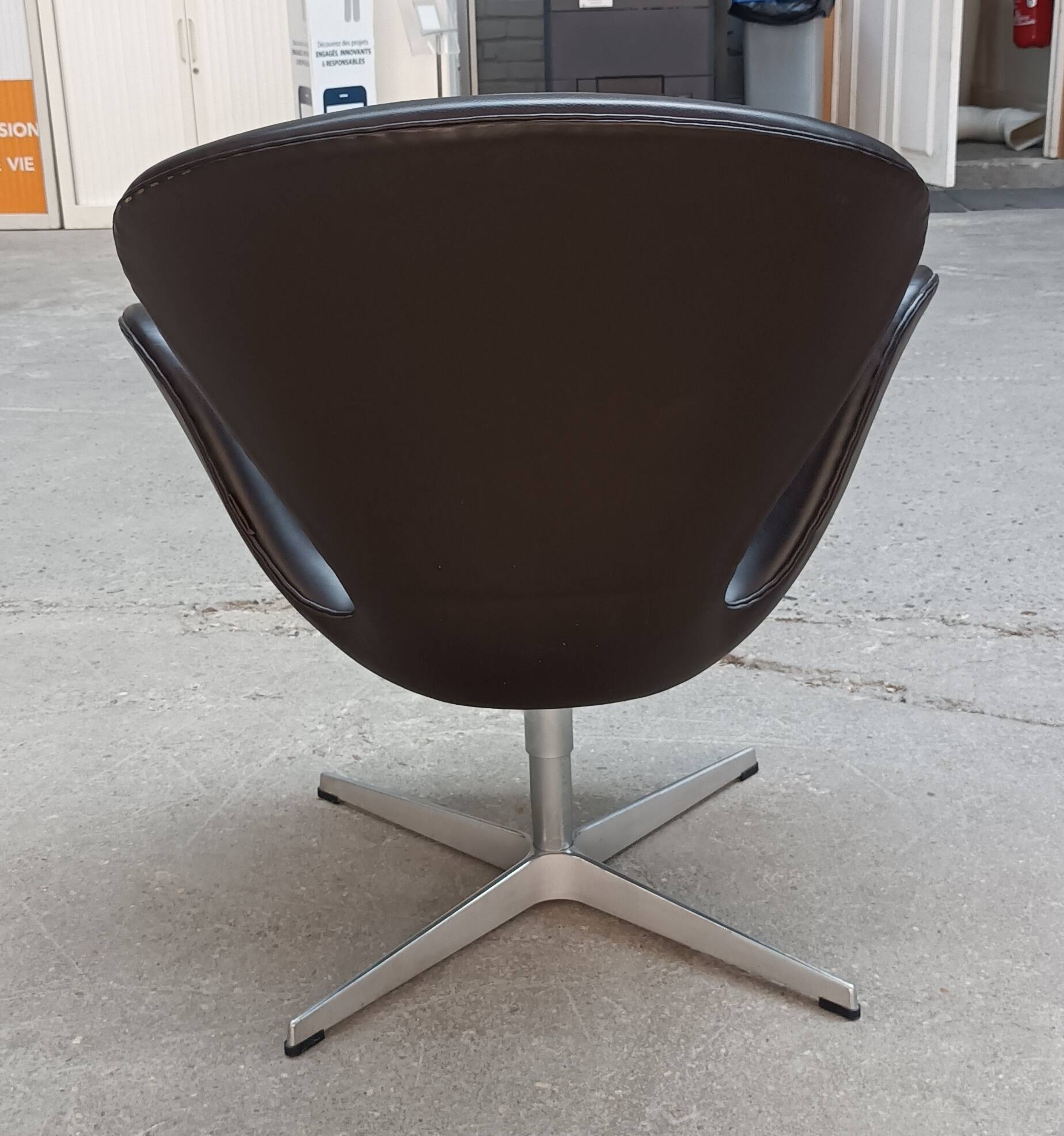 Swan chair by Arne Jacobsen for Fritz Hansen