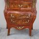 Commode galbée de style Louis XV en marqueterie